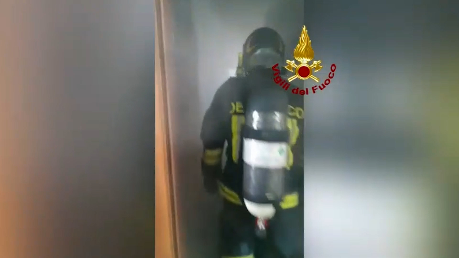 Incendio in un hotel a Mestre: oltre 400 ospiti evacuati, 160 sono minorenni. L’intervento dei vigili del fuoco in una stanza