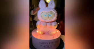 “Happy birthday Madudu”: la torta di compleanno di Madonna è un Labubu gigante (e sceglie Siena per i festeggiamenti)