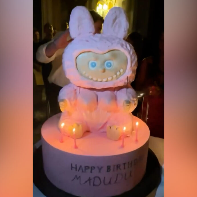 “Happy birthday Madudu”: la torta di compleanno di Madonna è un Labubu gigante (e sceglie Siena per i festeggiamenti)
