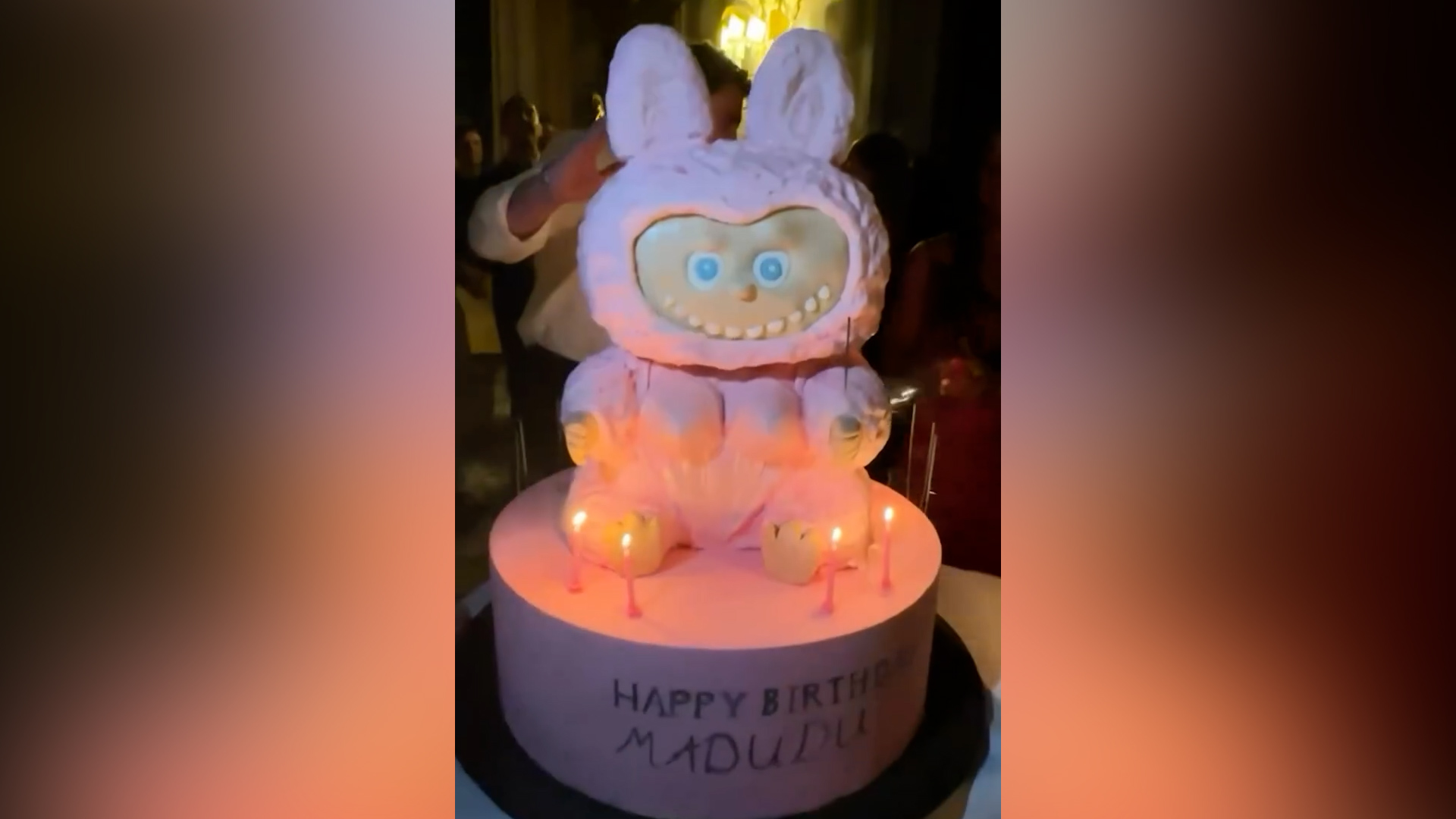 “Happy birthday Madudu”: la torta di compleanno di Madonna è un Labubu gigante (e sceglie Siena per i festeggiamenti)
