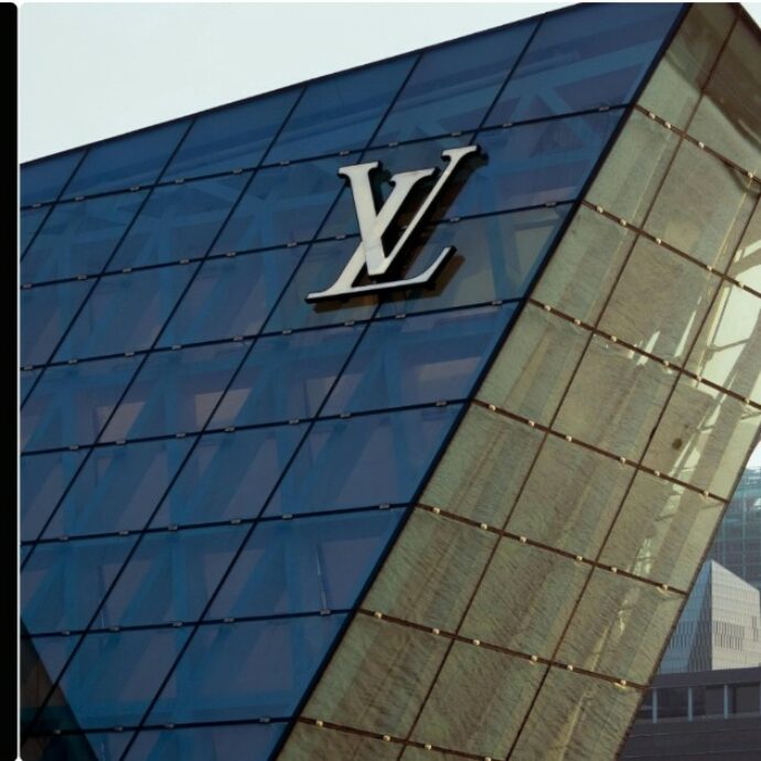 “I miei dati usati per truffe e spam”: hacker si impadroniscono dei registri dei clienti di Louis Vuitton, avvocato chiede maxi risarcimento al colosso del lusso