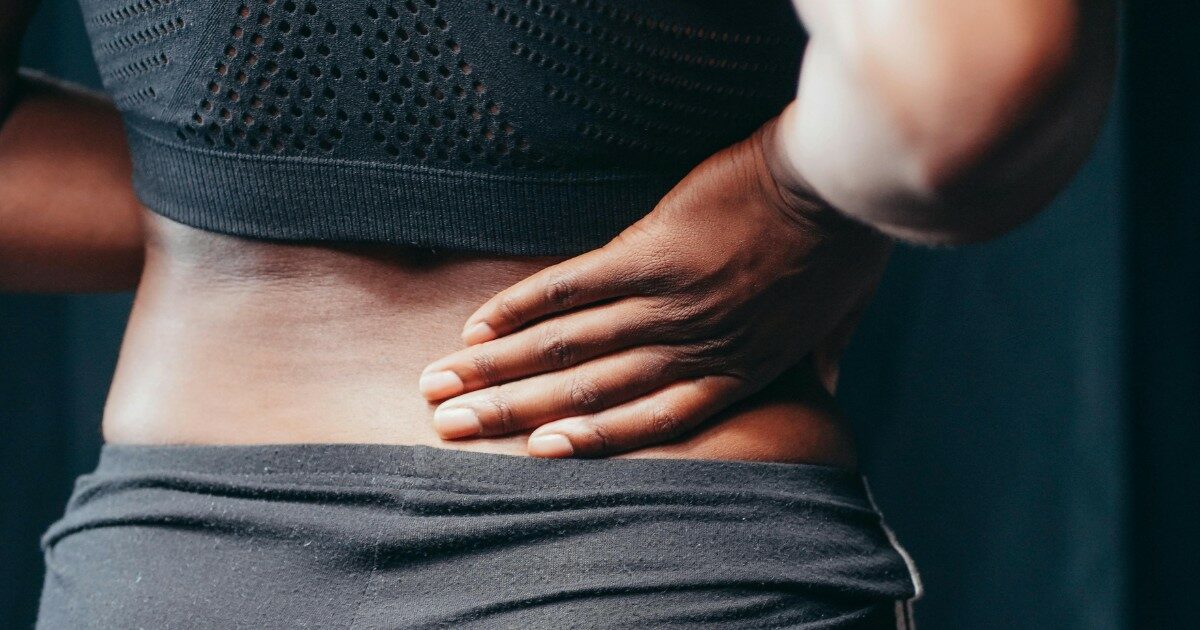 “Ho pensato che il mio mal di schiena fosse dovuto a uno stiramento muscolare, ma era il sintomo di un cancro al pancreas”: la commovente storia di Kris Cooke