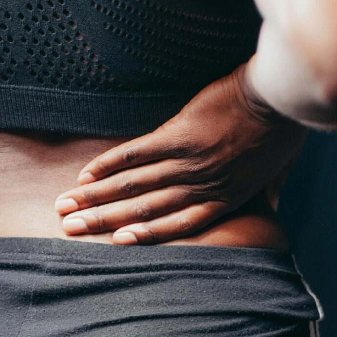 “Per i medici erano sintomi da menopausa e mal di schiena da giardinaggio, invece ho un cancro alla colonna vertebrale e oggi sono paralizzata”: la storia di Karen Davey