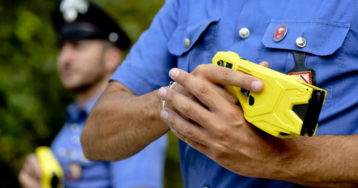 Dà in escandescenze e gli agenti lo bloccano con un taser: 41enne muore in ospedale Dà in escandescenze e gli agenti lo bloccano con un taser: 41enne muore in ospedale