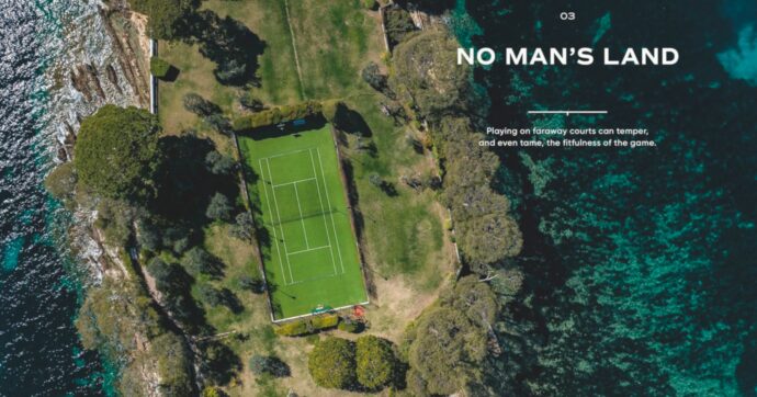 Sinner soffre, ma c’è chi se la gode. Sui campi da tennis più incredibili