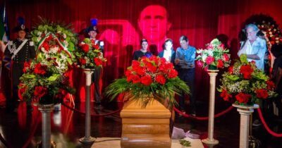 Copertina di Pippo Baudo, chiusa la camera ardente. Il feretro in viaggio verso la Sicilia, domani i funerali