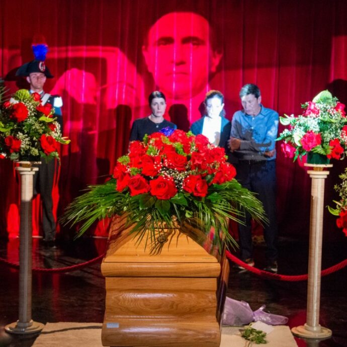 Pippo Baudo, chiusa la camera ardente. Il feretro in viaggio verso la Sicilia, domani i funerali