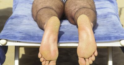 Copertina di “Non stendetevi sui teli mare sintetici, al sole rilasciano sostanze tossiche assorbite dalla pelle”: il monito dell’esperta