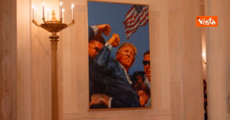 Copertina di Trump fa la foto di gruppo con i leader Ue, poi mostra il dipinto dell’attentato di Butler – Video