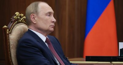 Copertina di La Nato accelera sulle garanzie per Kiev, Mosca: “Non accetteremo la presenza delle loro truppe”. Drone russo precipita in Polonia