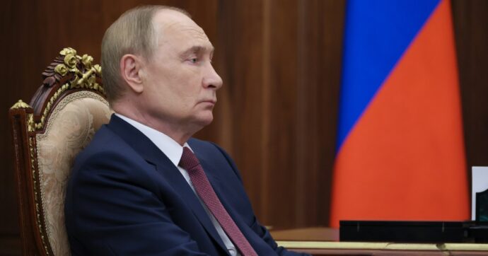 La Nato accelera sulle garanzie per Kiev, Mosca: “Non accetteremo la presenza delle loro truppe”. Drone russo precipita in Polonia