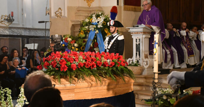 I funerali di Baudo nella sua Militello, c’è pure La Russa. Cori e applausi all’uscita del feretro: “Pippo, Pippo”