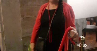 Copertina di Guida turistica morta al Colosseo: malore fatale. Per i colleghi “servono regolamentazioni e assicurazioni”