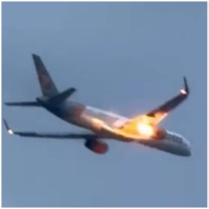 “Abbiamo sentito un forte rumore e le fiamme sono uscite dal motore. Alcuni hanno scritto messaggi d’addio alle proprie famiglie”: panico in volo, l’aereo fa un atterraggio d’emergenza