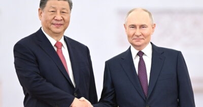 Copertina di La Cina aumenta l’import di petrolio russo e finanzia la guerra di Putin. Mentre Trump prende tempo sulle sanzioni