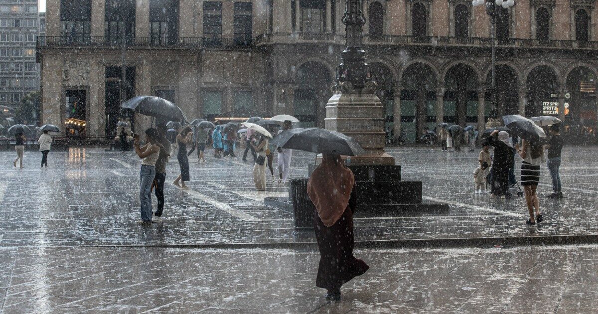 forte temporale e fulmini nella notte a milano caduti quasi 50mm in due ore allerta meteo anche oggi