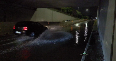 Copertina di Violento nubifragio a Milano, strade e sottopassi allagati: allerta meteo arancione – Video
