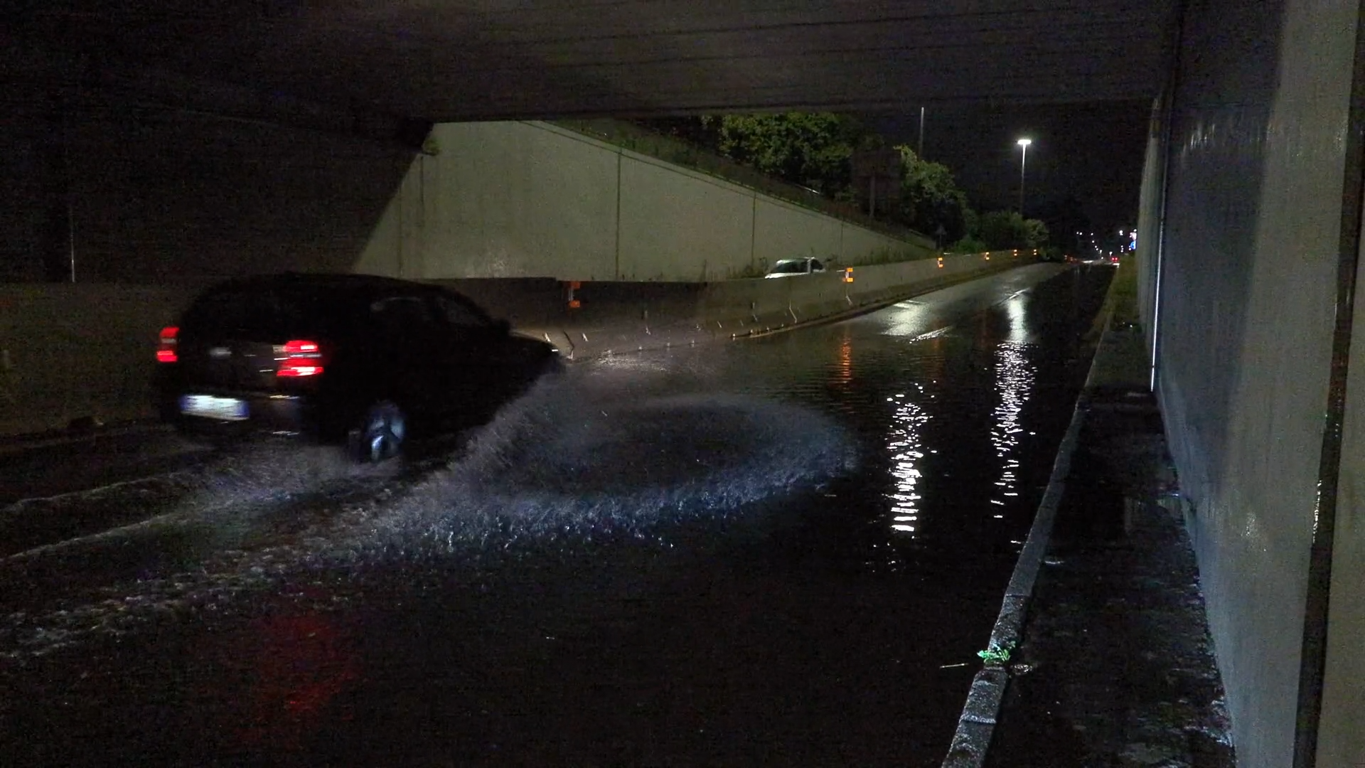 violento nubifragio a milano strade e sottopassi allagati allerta meteo arancione 8211 video