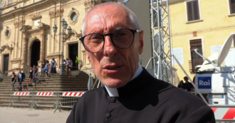 Copertina di Funerali Pippo Baudo, la fila fuori dalla chiesa di Militello. Il parroco: “Non c’è distinzione tra persona e personaggio”