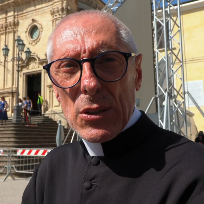 Funerali Pippo Baudo, la fila fuori dalla chiesa di Militello. Il parroco: “Non c’è distinzione tra persona e personaggio”