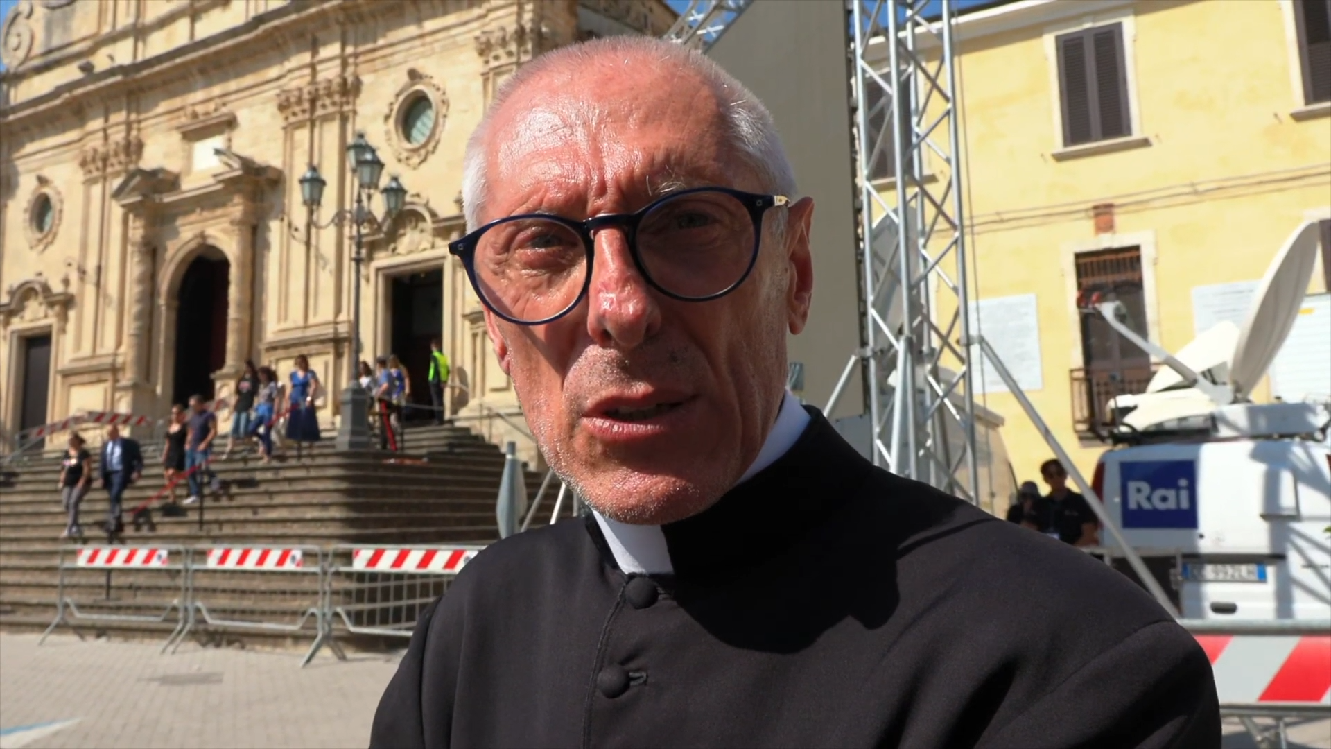 Funerali Pippo Baudo, la fila fuori dalla chiesa di Militello. Il parroco: “Non c’è distinzione tra persona e personaggio”