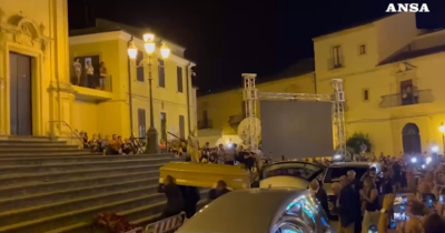 Copertina di Pippo Baudo, l’arrivo del feretro a Militello accolto da un lungo applauso – Video