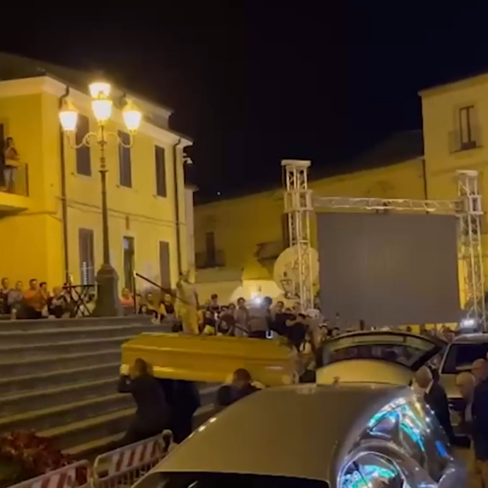Pippo Baudo, l’arrivo del feretro a Militello accolto da un lungo applauso – Video