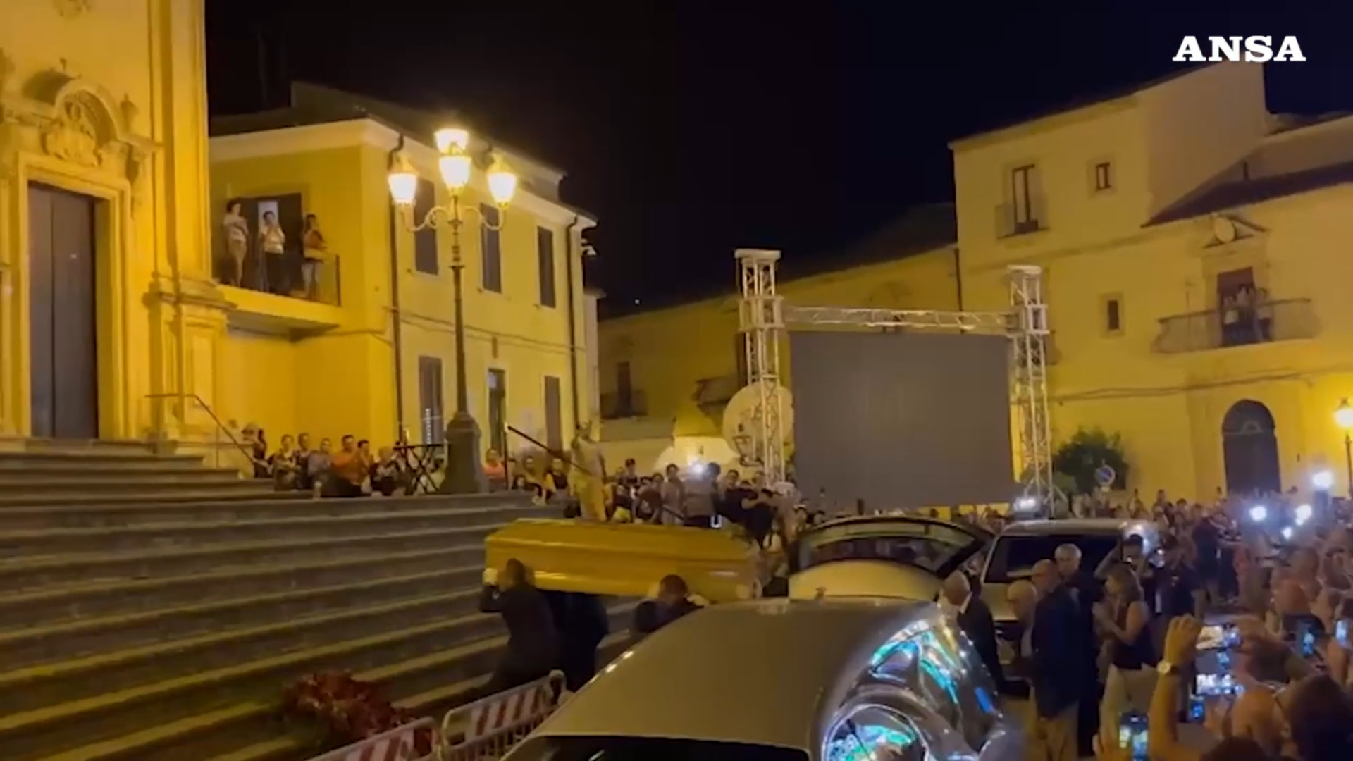 pippo baudo l8217arrivo del feretro a militello accolto da un lungo applauso 8211 video