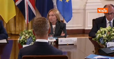 Copertina di Il video di Meloni che rotea gli occhi quando Merz parla di cessate il fuoco: l’espressione virale sui media esteri