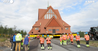 Copertina di Un’intera chiesa (in legno) da 600 tonnellate spostata su un rimorchio per cinque chilometri: il video dalla Svezia