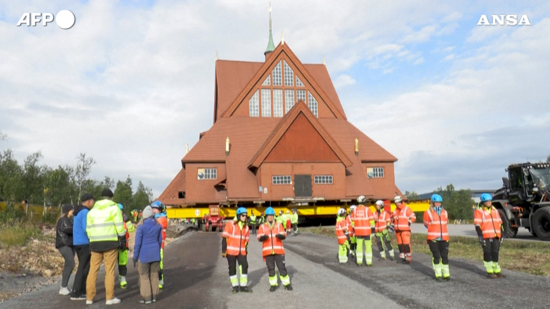 Un’intera chiesa (in legno) da 600 tonnellate spostata su un rimorchio per cinque chilometri: il video dalla Svezia