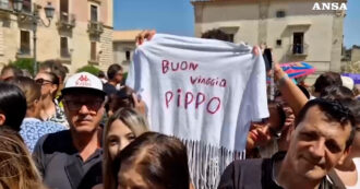 Copertina di Funerali di Pippo Baudo, piazza piena davanti alla chiesa di Santa Maria della Stella a Militello per l’ultimo omaggio al presentatore