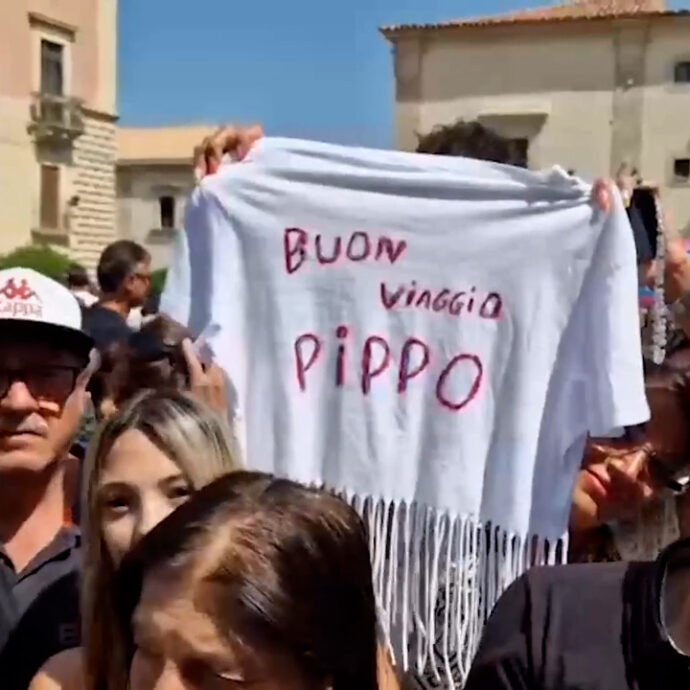 Funerali di Pippo Baudo, piazza piena davanti alla chiesa di Santa Maria della Stella a Militello per l’ultimo omaggio al presentatore