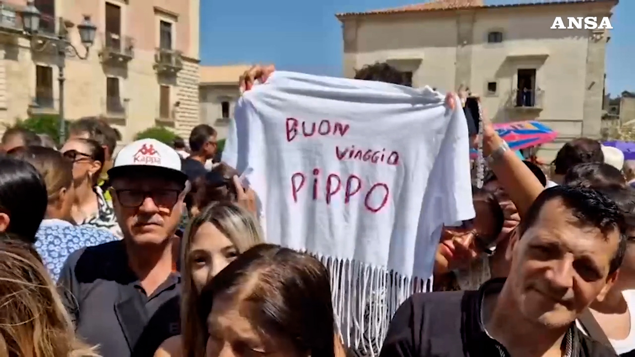 Funerali di Pippo Baudo, piazza piena davanti alla chiesa di Santa Maria della Stella a Militello per l’ultimo omaggio al presentatore