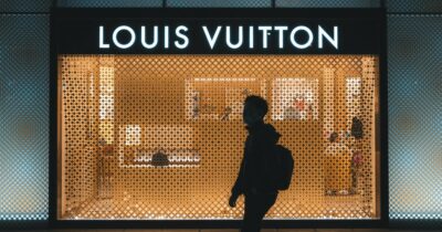 Copertina di Chi compra prodotti dai brand di lusso vuole trasparenza: le storie patinate sui social non bastano