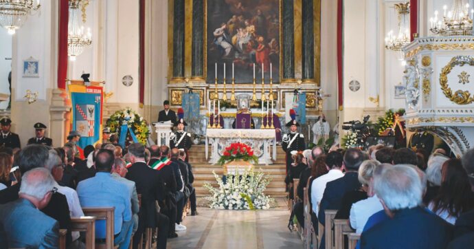 In cinquemila ai funerali di Pippo Baudo. Commozione, applausi e maxi-schermi