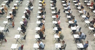 Copertina di Ormai l’Italia s’è destra: chi ha proposto, avallato e votato le tracce dell’ultimo esame per giornalisti?