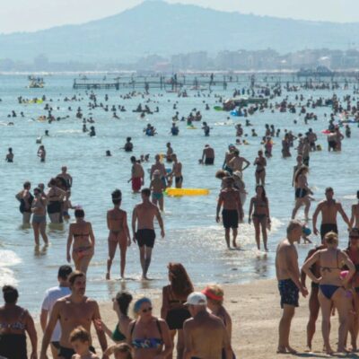 Copertina di Turismo, boom degli “arrivi”: il governo festeggia numeri senza senso