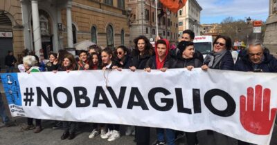 Copertina di Pif, Salvatores, Guzzanti: la cultura si mobilita contro guerre e riarmo. Prima protesta alla Mostra di Venezia