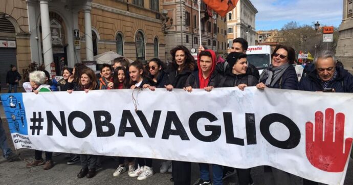Pif, Salvatores, Guzzanti: la cultura si mobilita contro guerre e riarmo. Prima protesta alla Mostra di Venezia