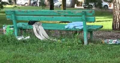 Copertina di Donna morta sulla panchina a Viareggio, eseguita l’autopsia. Lei e il marito vivevano in auto