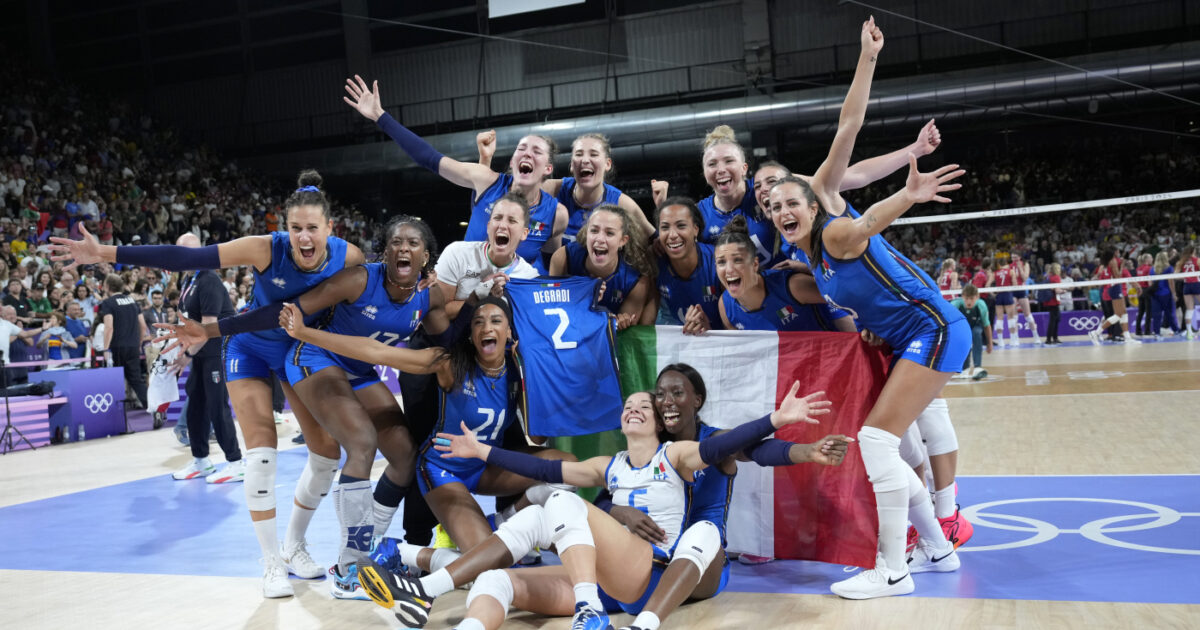 Mondiali di volley a Phuket, la nazionale di Velasco vuole anche questo oro. L’ex ct Bonitta: “Hanno una sicurezza che permette di competere al meglio” Mondiali di volley a Phuket, la nazionale di Velasco vuole anche questo oro. L’ex ct Bonitta: “Hanno una sicurezza che permette di competere al meglio”