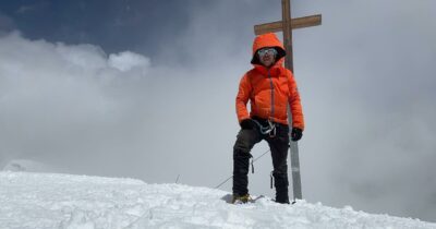 Copertina di L’alpinista Luca Sinigaglia muore sul Pik Pobeda: stava scalando la vetta per salvare una collega russa in difficoltà