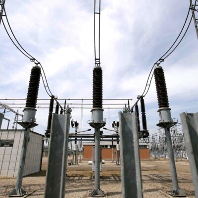 Copertina di L'Italia è ancora la maglia nera Ue per i prezzi dell’elettricità. Perché costa più che nel resto d'Europa