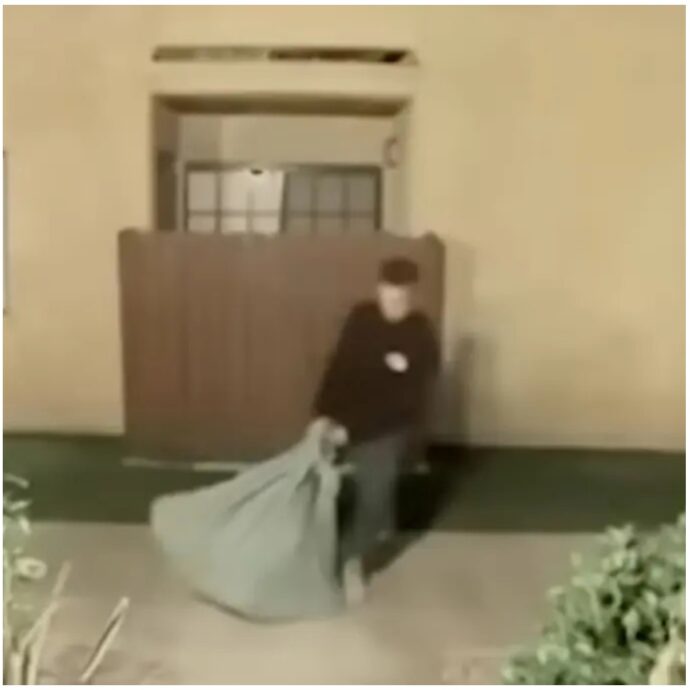 “Non ce la faccio più, oggi denuncio”. Mamma di tre figli uccisa, il corpo abbandonato in un bosco: in manette il marito ripreso mentre trascina un grosso sacco