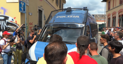 Copertina di Sfratto Leoncavallo, le persone cantano Bella ciao mentre polizia e carabinieri si danno il cambio davanti all’edificio – Video
