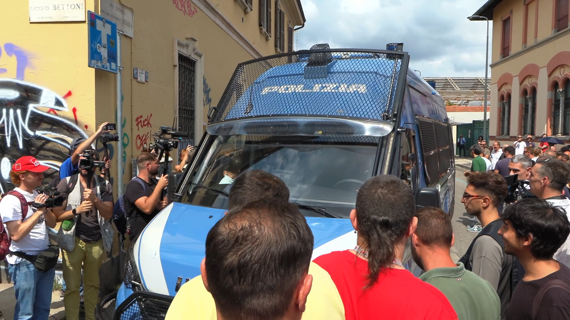 Sfratto Leoncavallo, le persone cantano Bella ciao mentre polizia e carabinieri si danno il cambio davanti all’edificio – Video