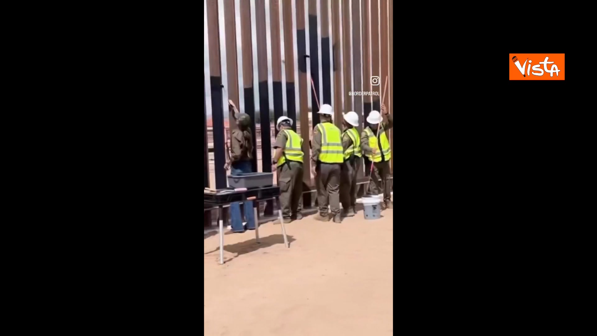 Trump ordina di verniciare di nero il muro tra Usa e Messico per renderlo incandescente. E la “sua” segretaria fa il video durante i lavori