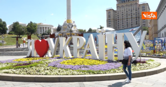 Copertina di Il video da Kiev ai tempi della guerra tra scene di vita quotidiana, edifici distrutti e omaggi per le vittime