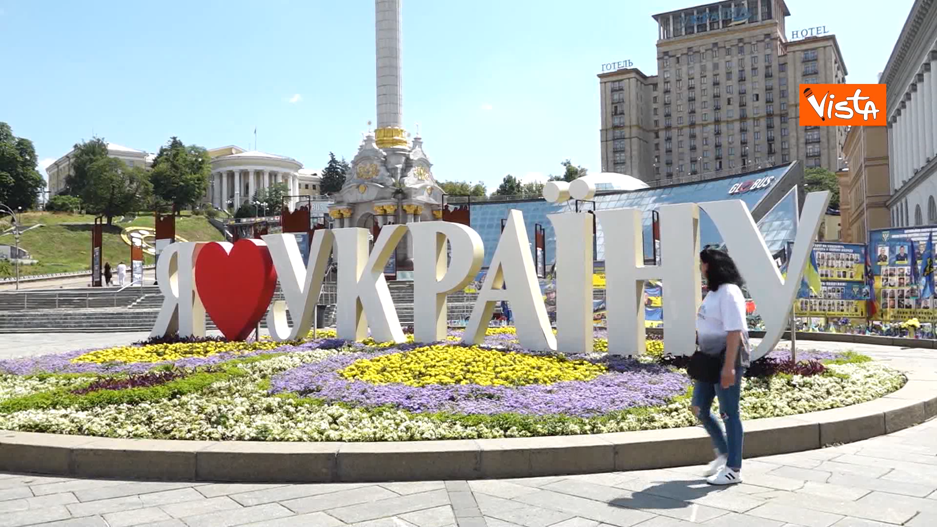 Il video da Kiev ai tempi della guerra tra scene di vita quotidiana, edifici distrutti e omaggi per le vittime